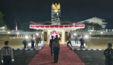 KHIDMAT: Upacara Apel Kehormatan dan Renungan Suci (AKRS) digelar di Taman Makam Pahlawan (TMP) Jokotole, Sumenep, menjelang peringatan HUT ke-81 Kemerdekaan Republik Indonesia (Dok. Seputar Jatim)