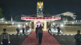 KHIDMAT: Upacara Apel Kehormatan dan Renungan Suci (AKRS) digelar di Taman Makam Pahlawan (TMP) Jokotole, Sumenep, menjelang peringatan HUT ke-81 Kemerdekaan Republik Indonesia (Dok. Seputar Jatim)