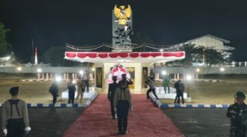 KHIDMAT: Upacara Apel Kehormatan dan Renungan Suci (AKRS) digelar di Taman Makam Pahlawan (TMP) Jokotole, Sumenep, menjelang peringatan HUT ke-81 Kemerdekaan Republik Indonesia (Dok. Seputar Jatim)