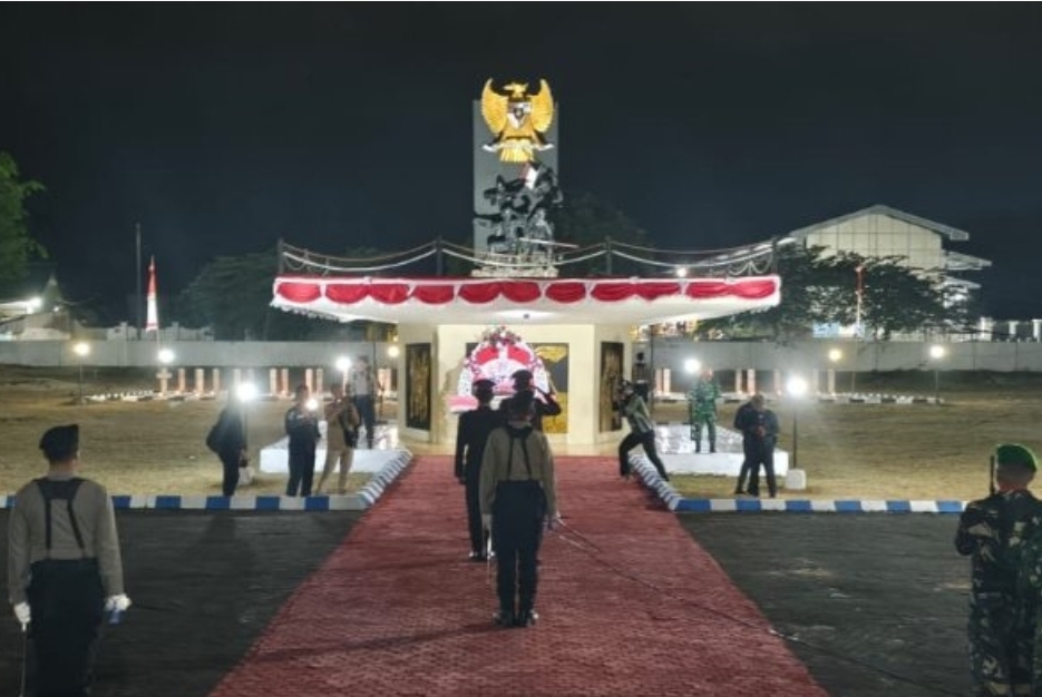 KHIDMAT: Upacara Apel Kehormatan dan Renungan Suci (AKRS) digelar di Taman Makam Pahlawan (TMP) Jokotole, Sumenep, menjelang peringatan HUT ke-81 Kemerdekaan Republik Indonesia (Dok. Seputar Jatim)