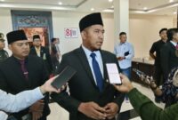 WAWANCARA: Bupati Sumenep, Achmad Fauzi Wongsojudo, usai menghadiri rapat paripurna mendengarkan pidato kenegaraan Presiden RI menjelang HUT ke-81 Kemerdekaan RI di Gedung DPRD Sumenep (Dok. Seputar Jatim)