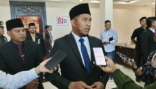 WAWANCARA: Bupati Sumenep, Achmad Fauzi Wongsojudo, usai menghadiri rapat paripurna mendengarkan pidato kenegaraan Presiden RI menjelang HUT ke-81 Kemerdekaan RI di Gedung DPRD Sumenep (Dok. Seputar Jatim)