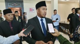 WAWANCARA: Bupati Sumenep, Achmad Fauzi Wongsojudo, usai menghadiri rapat paripurna mendengarkan pidato kenegaraan Presiden RI menjelang HUT ke-81 Kemerdekaan RI di Gedung DPRD Sumenep (Dok. Seputar Jatim)