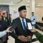 WAWANCARA: Bupati Sumenep, Achmad Fauzi Wongsojudo, usai menghadiri rapat paripurna mendengarkan pidato kenegaraan Presiden RI menjelang HUT ke-81 Kemerdekaan RI di Gedung DPRD Sumenep (Dok. Seputar Jatim)