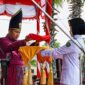 MENYERAHKAN: Bupati Sumenep Achmad Fauzi Wongsojudo, saat memberikan Bendera Merah Putih, untuk prosesi upacara peringatan HUT ke-81 Kemerdekaan RI di Kabupaten Sumenep (Dok. Seputar Jatim)