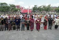 KOMPAK: Jajaran Pemerintah Kabupaten Sumenep bersama sejumlah pejabat dan peserta upacara mengenakan beragam pakaian adat Nusantara dalam peringatan HUT ke-81 Kemerdekaan Republik Indonesia di Kabupaten Sumenep (Dok. Seputar Jatim)