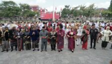 KOMPAK: Jajaran Pemerintah Kabupaten Sumenep bersama sejumlah pejabat dan peserta upacara mengenakan beragam pakaian adat Nusantara dalam peringatan HUT ke-81 Kemerdekaan Republik Indonesia di Kabupaten Sumenep (Dok. Seputar Jatim)