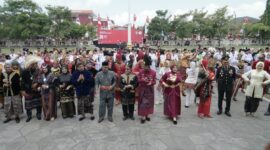 KOMPAK: Jajaran Pemerintah Kabupaten Sumenep bersama sejumlah pejabat dan peserta upacara mengenakan beragam pakaian adat Nusantara dalam peringatan HUT ke-81 Kemerdekaan Republik Indonesia di Kabupaten Sumenep (Dok. Seputar Jatim)