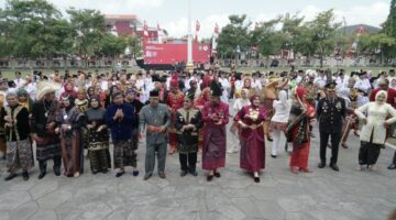 KOMPAK: Jajaran Pemerintah Kabupaten Sumenep bersama sejumlah pejabat dan peserta upacara mengenakan beragam pakaian adat Nusantara dalam peringatan HUT ke-81 Kemerdekaan Republik Indonesia di Kabupaten Sumenep (Dok. Seputar Jatim)