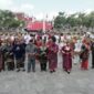 KOMPAK: Jajaran Pemerintah Kabupaten Sumenep bersama sejumlah pejabat dan peserta upacara mengenakan beragam pakaian adat Nusantara dalam peringatan HUT ke-81 Kemerdekaan Republik Indonesia di Kabupaten Sumenep (Dok. Seputar Jatim)
