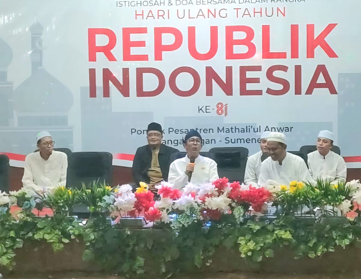 KHIDMAT: Budayawan Nasional, yang juga Tenaga Ahli Bupati Sumenep Bidang IPTEK dan Kebudayaan, sekaligus alumni PP Mathla’ul Anwar, Ibnu Hajar, saat menyampaikan pesan dalam kegiatan refleksi dan doa bersama HUT ke-81 Republik Indonesia di PP Mathla’ul Anwar Pangarangan, Sumenep (Dok. Seputar Jatim)