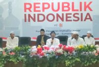 KHIDMAT: Budayawan Nasional, yang juga Tenaga Ahli Bupati Sumenep Bidang IPTEK dan Kebudayaan, sekaligus alumni PP Mathla’ul Anwar, Ibnu Hajar, saat menyampaikan pesan dalam kegiatan refleksi dan doa bersama HUT ke-81 Republik Indonesia di PP Mathla’ul Anwar Pangarangan, Sumenep (Dok. Seputar Jatim)