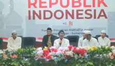 KHIDMAT: Budayawan Nasional, yang juga Tenaga Ahli Bupati Sumenep Bidang IPTEK dan Kebudayaan, sekaligus alumni PP Mathla’ul Anwar, Ibnu Hajar, saat menyampaikan pesan dalam kegiatan refleksi dan doa bersama HUT ke-81 Republik Indonesia di PP Mathla’ul Anwar Pangarangan, Sumenep (Dok. Seputar Jatim)
