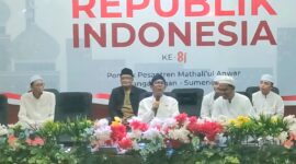 KHIDMAT: Budayawan Nasional, yang juga Tenaga Ahli Bupati Sumenep Bidang IPTEK dan Kebudayaan, sekaligus alumni PP Mathla’ul Anwar, Ibnu Hajar, saat menyampaikan pesan dalam kegiatan refleksi dan doa bersama HUT ke-81 Republik Indonesia di PP Mathla’ul Anwar Pangarangan, Sumenep (Dok. Seputar Jatim)