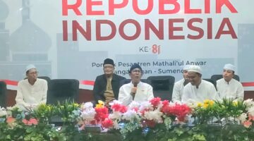 KHIDMAT: Budayawan Nasional, yang juga Tenaga Ahli Bupati Sumenep Bidang IPTEK dan Kebudayaan, sekaligus alumni PP Mathla’ul Anwar, Ibnu Hajar, saat menyampaikan pesan dalam kegiatan refleksi dan doa bersama HUT ke-81 Republik Indonesia di PP Mathla’ul Anwar Pangarangan, Sumenep (Dok. Seputar Jatim)