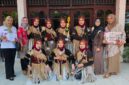 KOMPAK: DWP RSUD dr. H. Moh. Anwar Sumenep berpose bersama usai meraih penghargaan Gold dalam lomba menyanyi lagu daerah Nusantara dalam rangka memeriahkan HUT ke-81 Kemerdekaan RI (Dok. Seputar Jatim)