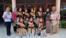 KOMPAK: DWP RSUD dr. H. Moh. Anwar Sumenep berpose bersama usai meraih penghargaan Gold dalam lomba menyanyi lagu daerah Nusantara dalam rangka memeriahkan HUT ke-81 Kemerdekaan RI (Dok. Seputar Jatim)