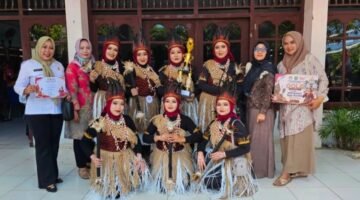 KOMPAK: DWP RSUD dr. H. Moh. Anwar Sumenep berpose bersama usai meraih penghargaan Gold dalam lomba menyanyi lagu daerah Nusantara dalam rangka memeriahkan HUT ke-81 Kemerdekaan RI (Dok. Seputar Jatim)
