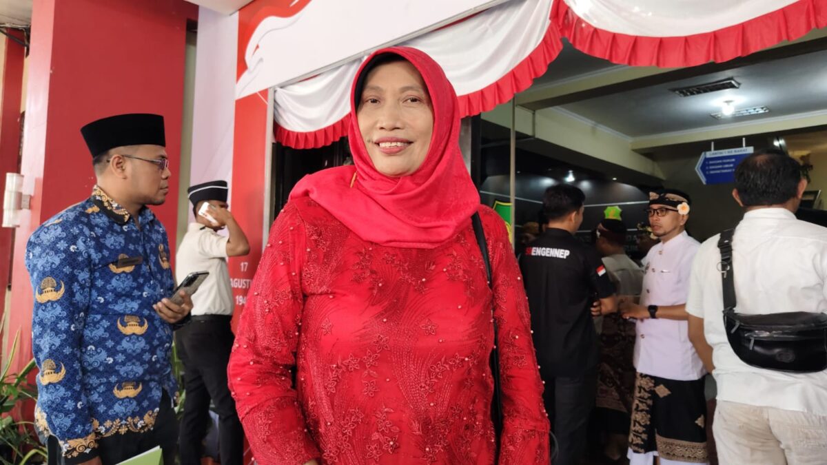 TERSENYUM: Direktur RSUD dr. H. Moh. Anwar Sumenep, Erliyati, usai menghadari upacara HUR ke 81 RI (Dok. Seputar Jatim)