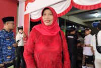 TERSENYUM: Direktur RSUD dr. H. Moh. Anwar Sumenep,  Erliyati, usai menghadari upacara HUR ke 81 RI (Dok. Seputar Jatim)