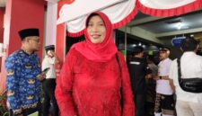 TERSENYUM: Direktur RSUD dr. H. Moh. Anwar Sumenep, Erliyati, usai menghadari upacara HUR ke 81 RI (Dok. Seputar Jatim)