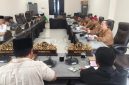 RAPAT: Pansus DPRD Sumenep saat melakukan pembahasan Raperda tentang Pengelolaan Barang Milik Daerah di Kantor DPRD Sumenep (Dok. Seputar Jatim)