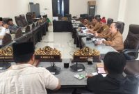 RAPAT: Pansus DPRD Sumenep saat melakukan pembahasan Raperda tentang Pengelolaan Barang Milik Daerah di Kantor DPRD Sumenep (Dok. Seputar Jatim)
