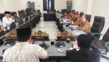 RAPAT: Pansus DPRD Sumenep saat melakukan pembahasan Raperda tentang Pengelolaan Barang Milik Daerah di Kantor DPRD Sumenep (Dok. Seputar Jatim)