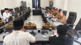 RAPAT: Pansus DPRD Sumenep saat melakukan pembahasan Raperda tentang Pengelolaan Barang Milik Daerah di Kantor DPRD Sumenep (Dok. Seputar Jatim)