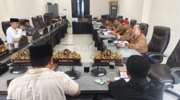 RAPAT: Pansus DPRD Sumenep saat melakukan pembahasan Raperda tentang Pengelolaan Barang Milik Daerah di Kantor DPRD Sumenep (Dok. Seputar Jatim)