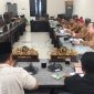 RAPAT: Pansus DPRD Sumenep saat melakukan pembahasan Raperda tentang Pengelolaan Barang Milik Daerah di Kantor DPRD Sumenep (Dok. Seputar Jatim)