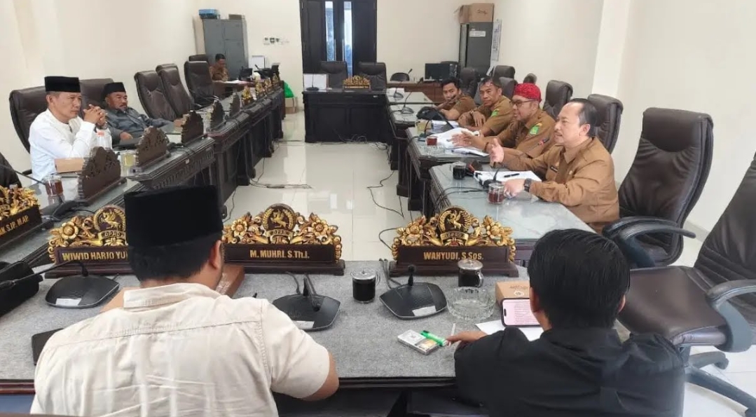 RAPAT: Pansus DPRD Sumenep saat melakukan pembahasan Raperda tentang Pengelolaan Barang Milik Daerah di Kantor DPRD Sumenep (Dok. Seputar Jatim)