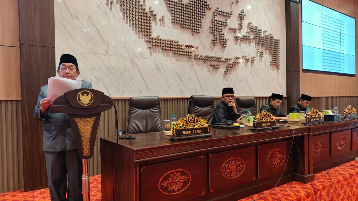 RAPAT: Wakil Bupati Sumenep, Imam Hasyim, saat membacakan Nota Keuangan Raperda Perubahan APBD Tahun Anggaran 2026 dalam rapat paripurna DPRD Sumenep (Dok. Seputar Jatim)