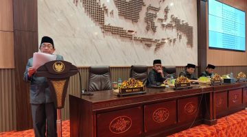 RAPAT: Wakil Bupati Sumenep, Imam Hasyim, saat membacakan Nota Keuangan Raperda Perubahan APBD Tahun Anggaran 2026 dalam rapat paripurna DPRD Sumenep (Dok. Seputar Jatim)
