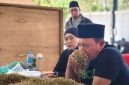 MENCIUM: Owner Haswal Group, Gufron, saat memeriksa kualitas tembakau hasil panen petani dalam pembelian perdana di gudang utama Haswal Group, Takong, Kecamatan Lenteng, Sumenep (Dok. Seputar Jatim)