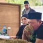 MENCIUM: Owner Haswal Group, Gufron, saat memeriksa kualitas tembakau hasil panen petani dalam pembelian perdana di gudang utama Haswal Group, Takong, Kecamatan Lenteng, Sumenep (Dok. Seputar Jatim)