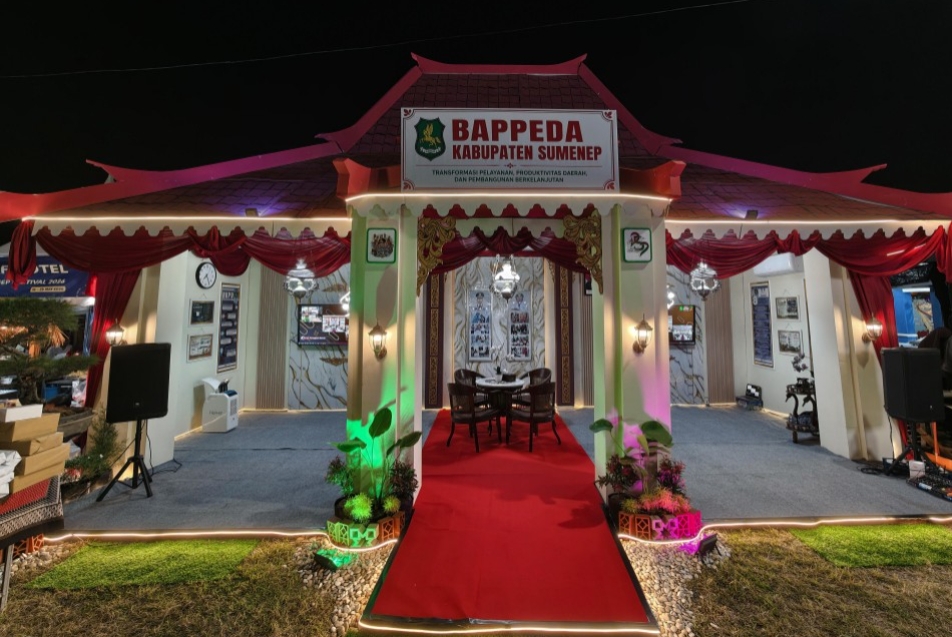 MEGAH: Stan Pameran Bappeda Sumenep di Madura Night Vaganza 2026 bernuansa pendopo keraton (Dok. Seputar Jatim)