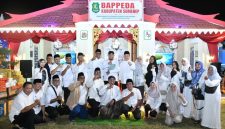 KOMPAK: Momen foto bersama di stan pameran Bappeda Sumenep dalam gelaran Madura Night Vaganza (MNV) 2026 (Dok. Seputar Jatim)