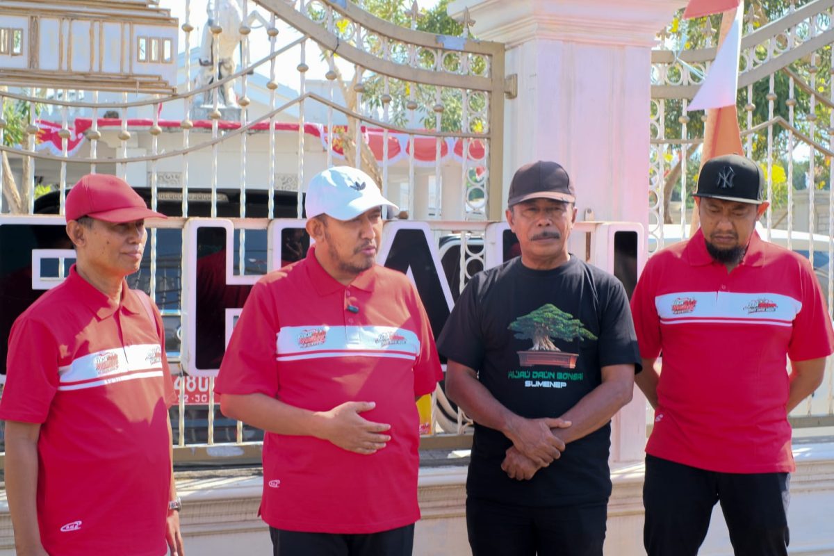 TURUN LAPANGAN: Bupati Sumenep, Achmad Fauzi Wongsojudo (tengah) bersama Ketua DPD LDII Sumenep dan Kepala Desa Paberasan berfoto bersama di sela-sela kegiatan Kerja Bakti Nasional LDII 2026 di Desa Paberasan, Sumenep (Dok. Seputar Jatim)