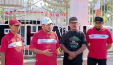 TURUN LAPANGAN: Bupati Sumenep, Achmad Fauzi Wongsojudo (tengah) bersama Ketua DPD LDII Sumenep dan Kepala Desa Paberasan berfoto bersama di sela-sela kegiatan Kerja Bakti Nasional LDII 2026 di Desa Paberasan, Sumenep (Dok. Seputar Jatim)