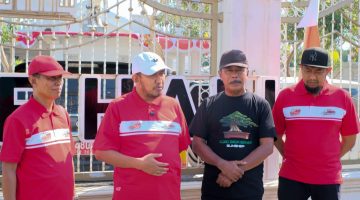 TURUN LAPANGAN: Bupati Sumenep, Achmad Fauzi Wongsojudo (tengah) bersama Ketua DPD LDII Sumenep dan Kepala Desa Paberasan berfoto bersama di sela-sela kegiatan Kerja Bakti Nasional LDII 2026 di Desa Paberasan, Sumenep (Dok. Seputar Jatim)