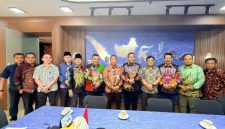 SWAFOTO: Bupati Sumenep, Achmad Fauzi Wongsojudo (tengah) bersama jajaran dan perwakilan Kementerian Perhubungan RI dalam audiensi membahas penguatan konektivitas transportasi laut serta pengembangan pelabuhan di Kabupaten Sumenep (Dok. Seputar Jatim)