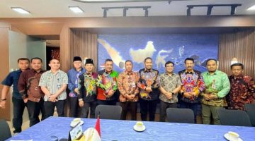 SWAFOTO: Bupati Sumenep, Achmad Fauzi Wongsojudo (tengah) bersama jajaran dan perwakilan Kementerian Perhubungan RI dalam audiensi membahas penguatan konektivitas transportasi laut serta pengembangan pelabuhan di Kabupaten Sumenep (Dok. Seputar Jatim)