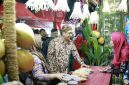 TERTAWA: Sekda Sumenep, Agus Dwi Saputra, meninjau stan UMKM dalam rangkaian Madura Night Vaganza 2026 di GOR A. Yani Pangligur, Sumenep (Dok. Seputar Jatim)