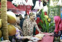 TERTAWA: Sekda Sumenep, Agus Dwi Saputra, meninjau stan UMKM dalam rangkaian Madura Night Vaganza 2026 di GOR A. Yani Pangligur, Sumenep (Dok. Seputar Jatim)
