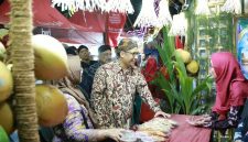 TERTAWA: Sekda Sumenep, Agus Dwi Saputra, meninjau stan UMKM dalam rangkaian Madura Night Vaganza 2026 di GOR A. Yani Pangligur, Sumenep (Dok. Seputar Jatim)