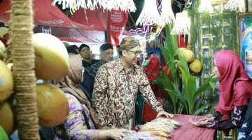 TERTAWA: Sekda Sumenep, Agus Dwi Saputra, meninjau stan UMKM dalam rangkaian Madura Night Vaganza 2026 di GOR A. Yani Pangligur, Sumenep (Dok. Seputar Jatim)