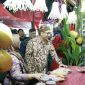 TERTAWA: Sekda Sumenep, Agus Dwi Saputra, meninjau stan UMKM dalam rangkaian Madura Night Vaganza 2026 di GOR A. Yani Pangligur, Sumenep (Dok. Seputar Jatim)