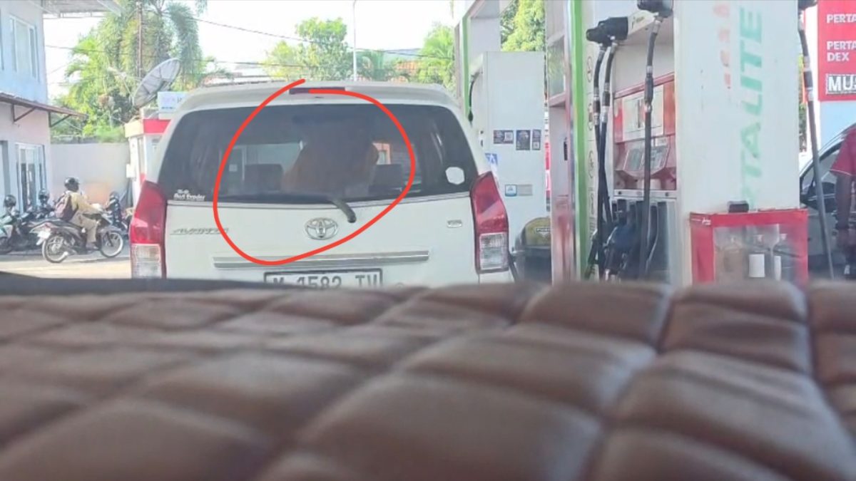 MENGUMPAT: Tampak sebuah mobil Toyota Avanza berwarna putih berada di area SPBU Kolor, Sumenep, dengan sejumlah jeriken terlihat di dalam kendaraan. Mobil tersebut diduga tengah mengisi BBM jenis Pertalite (SC : Video Viral)