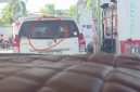 MENGUMPAT: Tampak sebuah mobil Toyota Avanza berwarna putih berada di area SPBU Kolor, Sumenep, dengan sejumlah jeriken terlihat di dalam kendaraan. Mobil tersebut diduga tengah mengisi BBM jenis Pertalite (SC : Video Viral)
